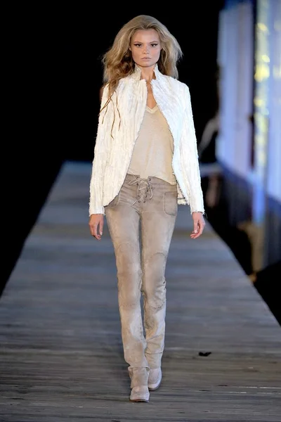 Look 16